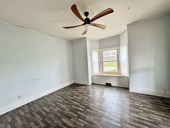 4th image of 7 Center St