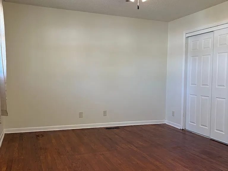 Spacious 3 Bedroom Townhome Available Now Great Location! — Photo 30