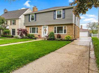 1224 E Courtland Pl, Whitefish Bay, WI 53211