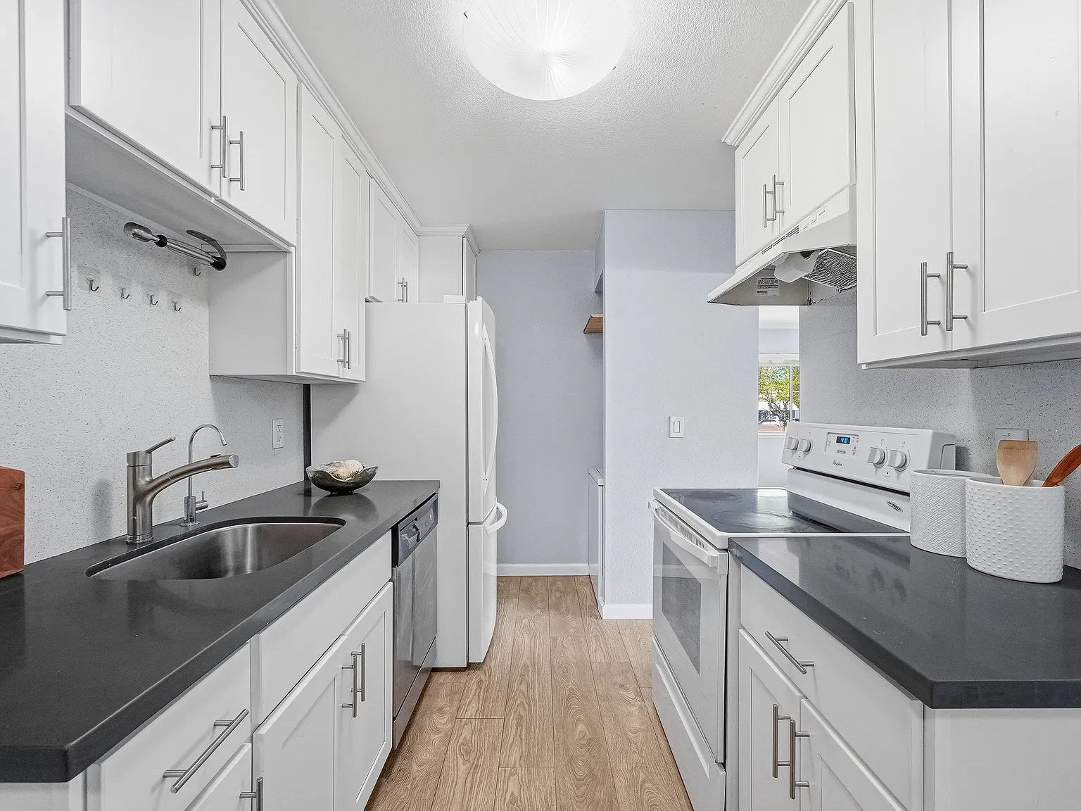 2 bed, 966 sqft, $3,000 — Photo 4