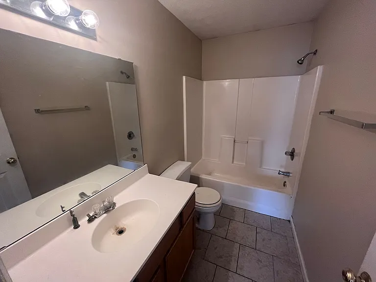 510 Fairington Ave — Photo 12