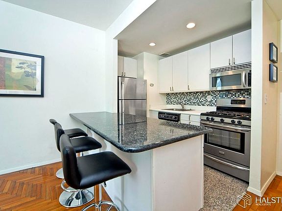 3rd image of 301 E 57th St #28F