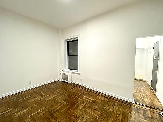 5th image of 220 E 36th St APT G3