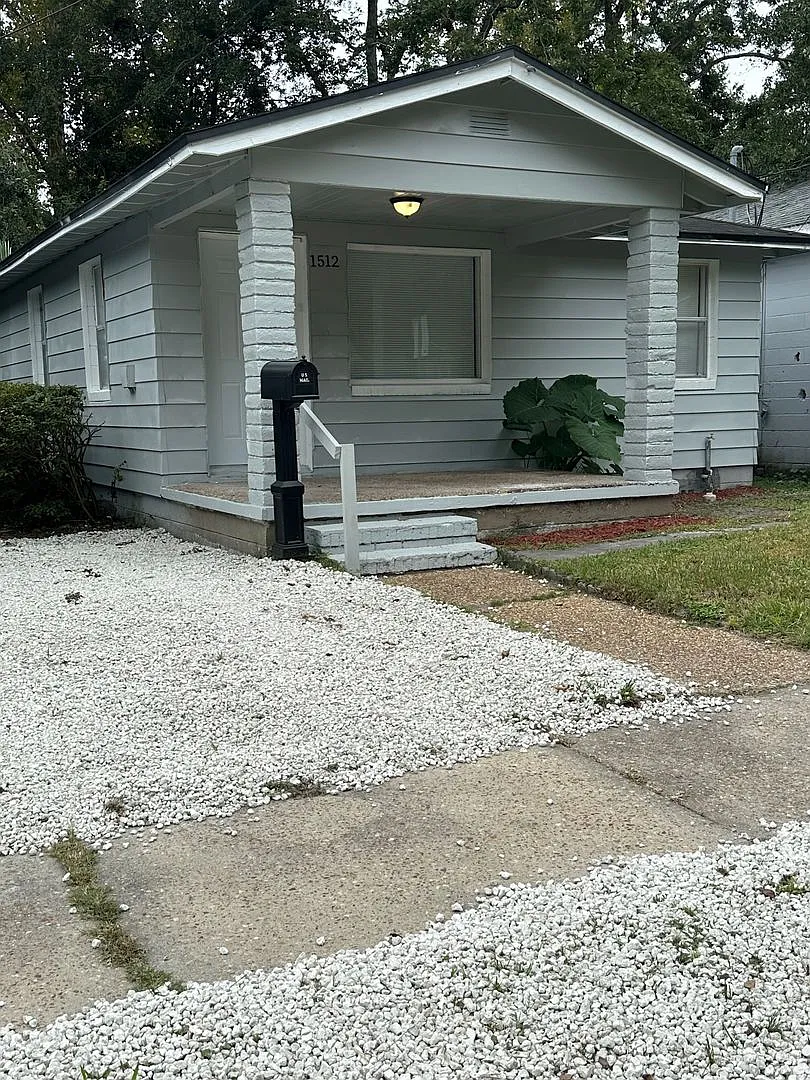 **Move in ready - 3/2 Renovated single family home — Photo 2