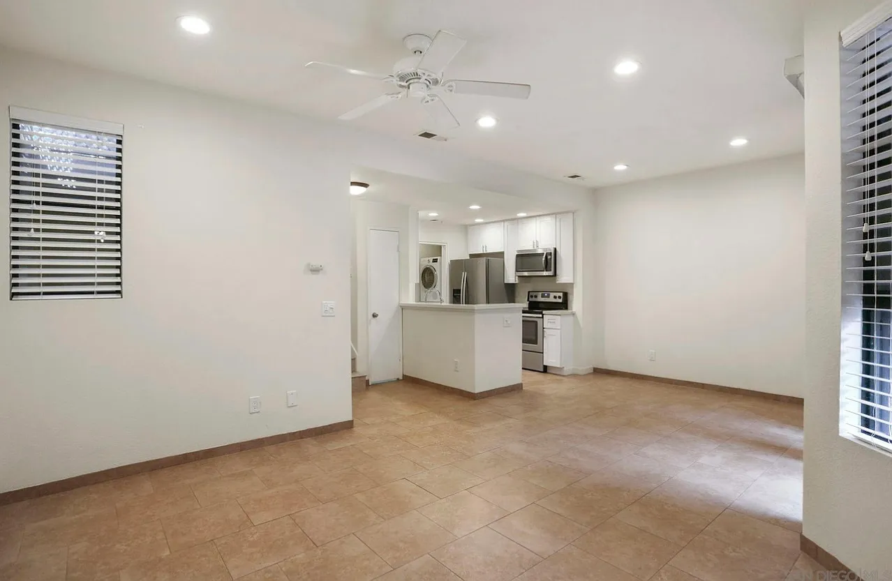 2 bed, 976 sqft, $3,450 — Photo 2