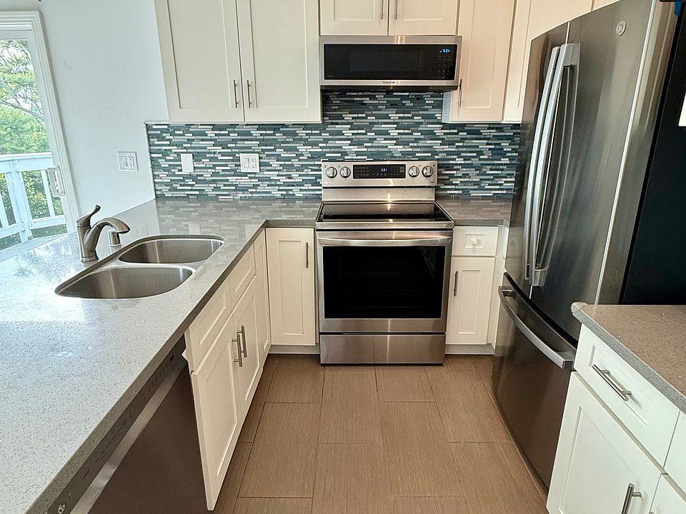 2nd image of 23 Brighton Pl #23