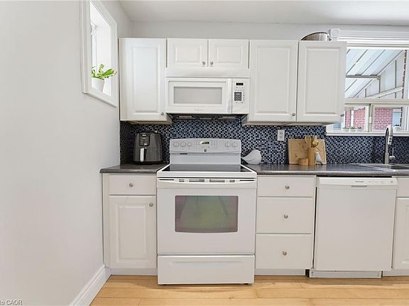 5th image of 282 E 13th St
