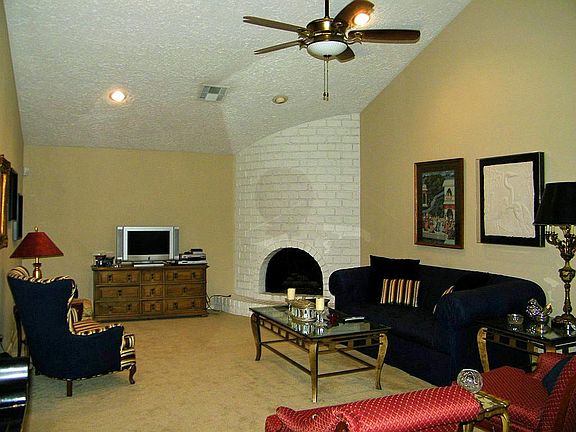 2nd image of 32 Windsor Ct