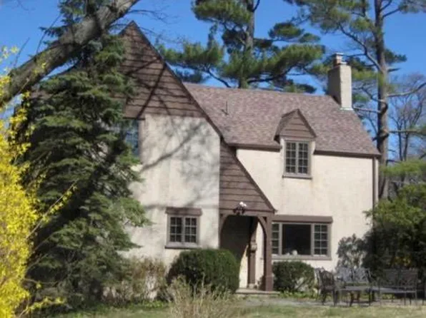 52 Summit Road, Port Washington, NY 11050