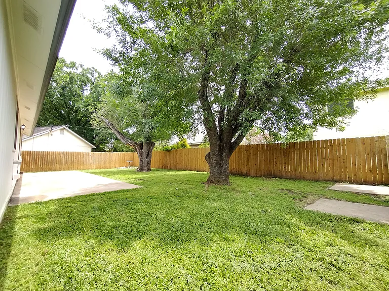 1813 Laurel Path — Photo 33