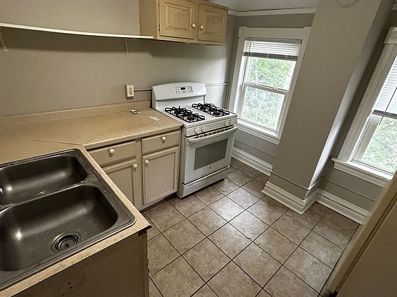 5th image of 1206 E 3rd St APT B