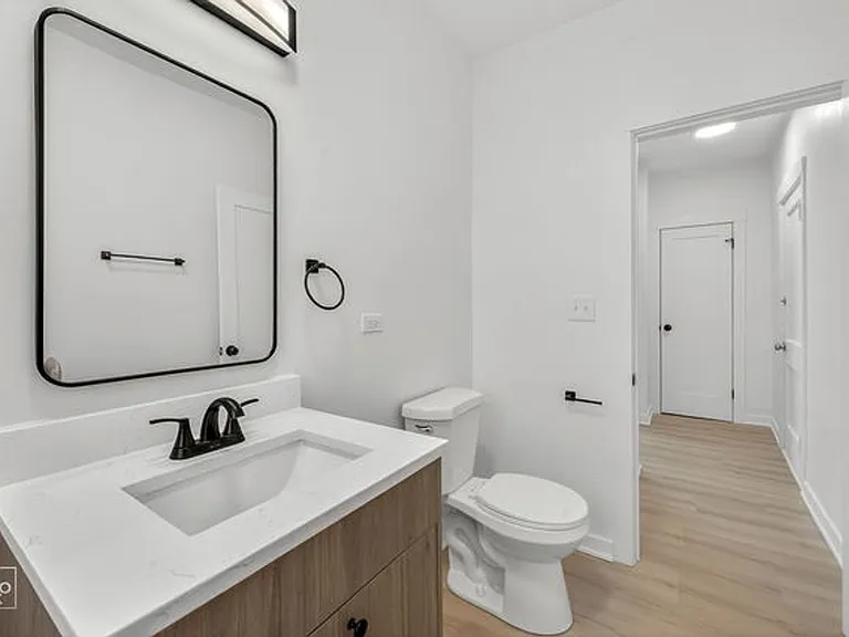 2139 W Lunt — Photo 46