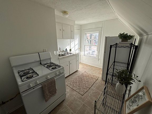 4th image of 3021 Harney St APT 3