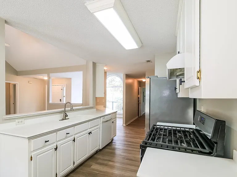 1303 Vine Cir — Photo 9