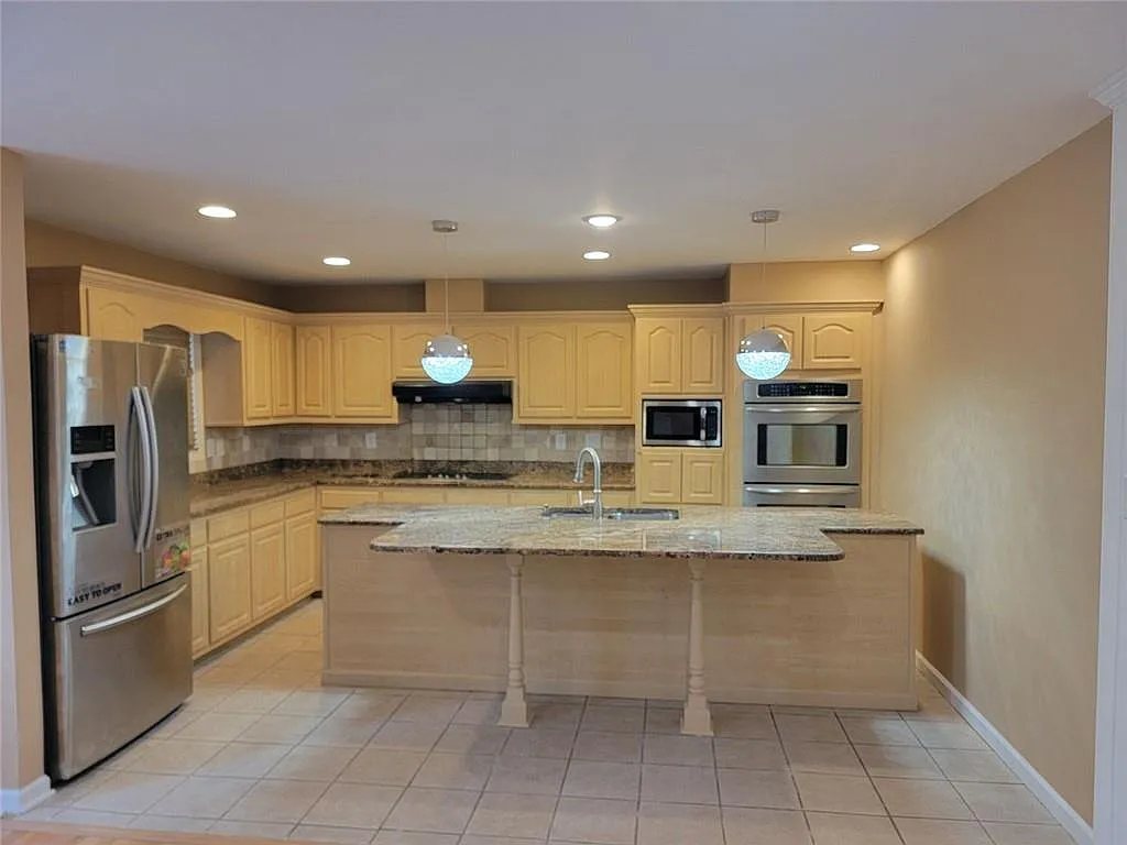 4 bed, 2.0 bath, 2234 sqft, $2,400 — Photo 2