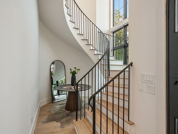 3rd image of 2538 Addison Rd