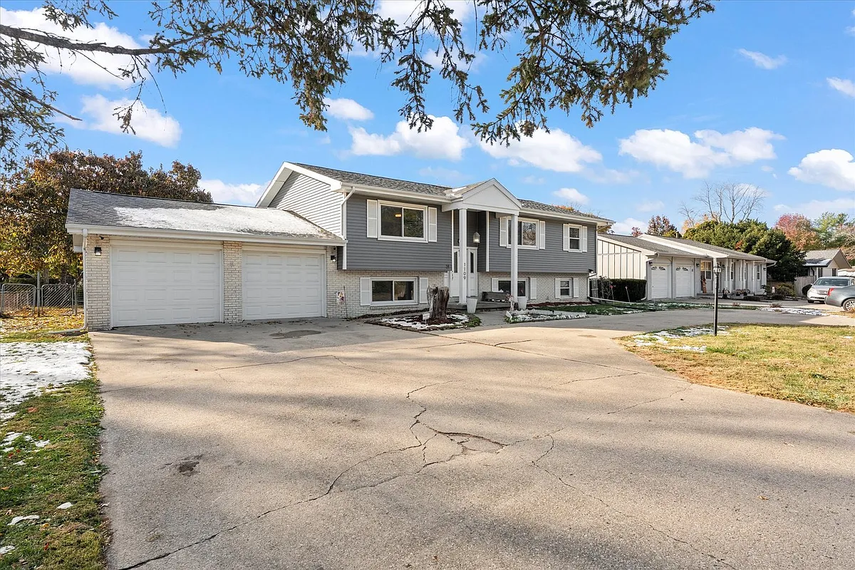 Building Photo - 1109 W Kirby Ave