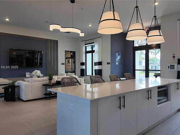 4th image of 4925 Peacock Way