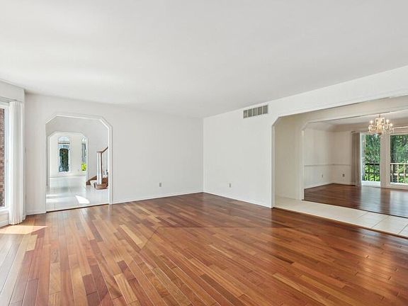 5th image of 413 Westchester Ln