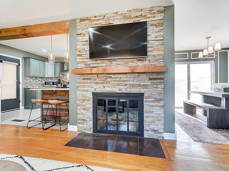 725 Latham Ct — Photo 3