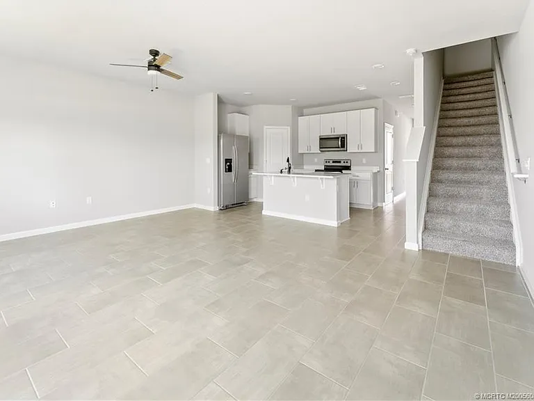 325 SE Halifax Ln — Photo 6