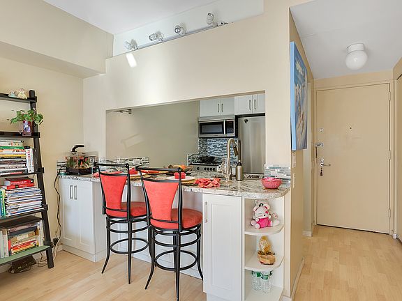 2nd image of 150-156 W 56th St APT 2909