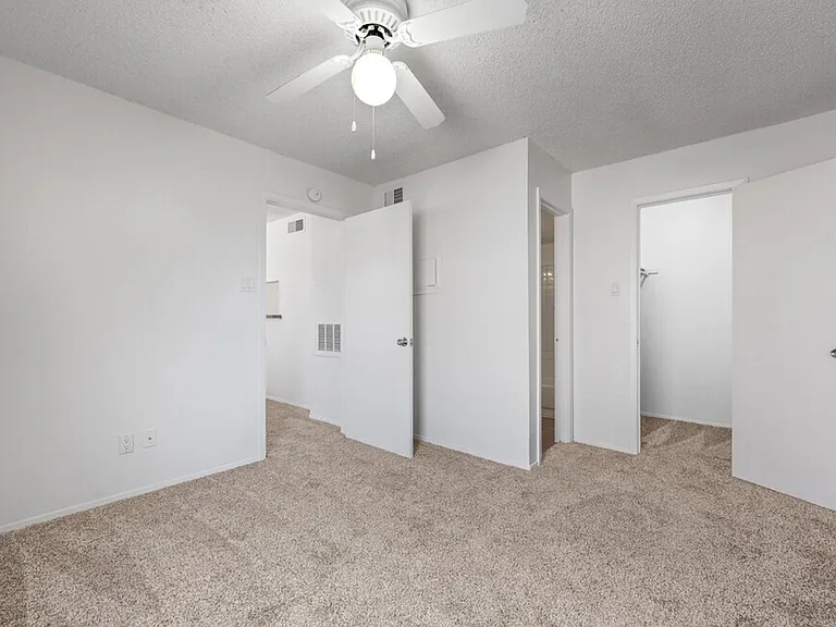 5321 S Loop 289 — Photo 15
