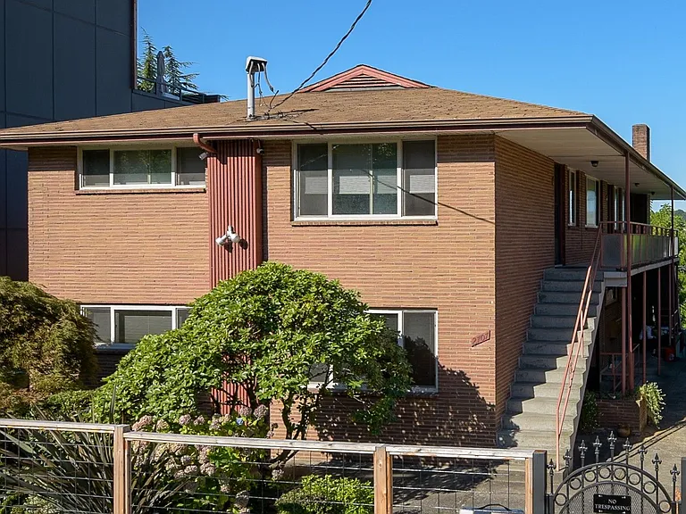 2707 Franklin Ave E — Photo 10