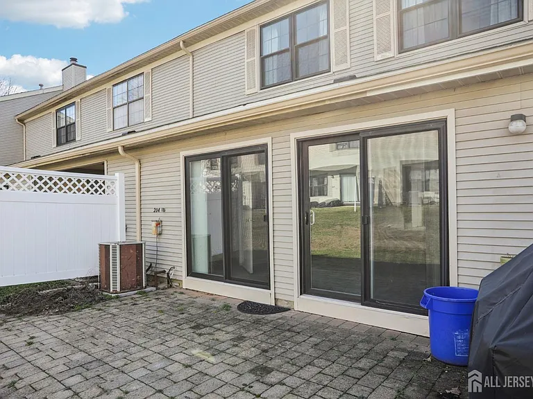 204 Hampshire Ct — Photo 21