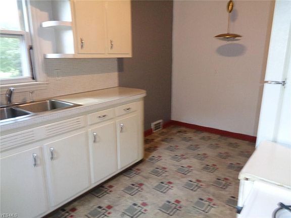 5th image of 740 Oak Knoll Ave SE