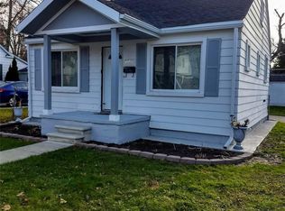 2087 Ridgemont Rd, Grosse Pointe Woods, MI 48236