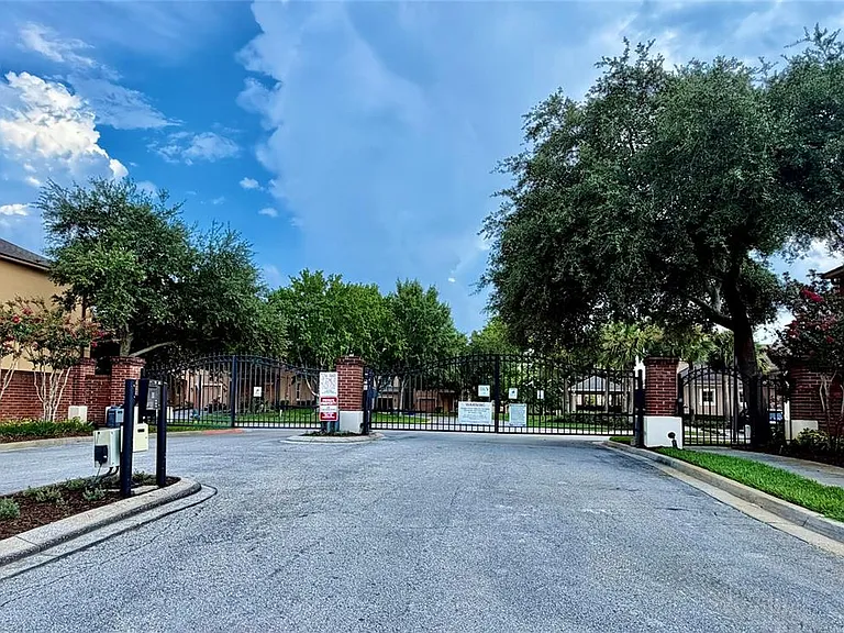 1720 Retreat View Cir — Photo 31
