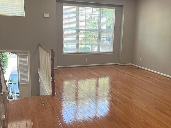2nd image of 225 Yorktown Ct