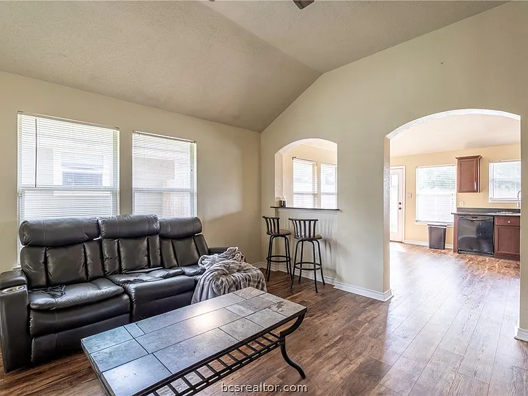 928 Crested Point Dr — Photo 3