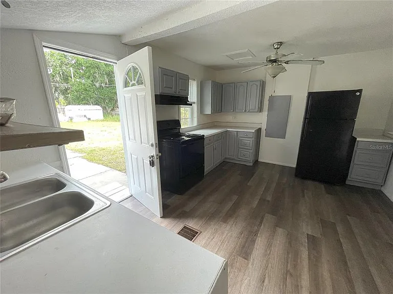 1022 Oregon Ave — Photo 2