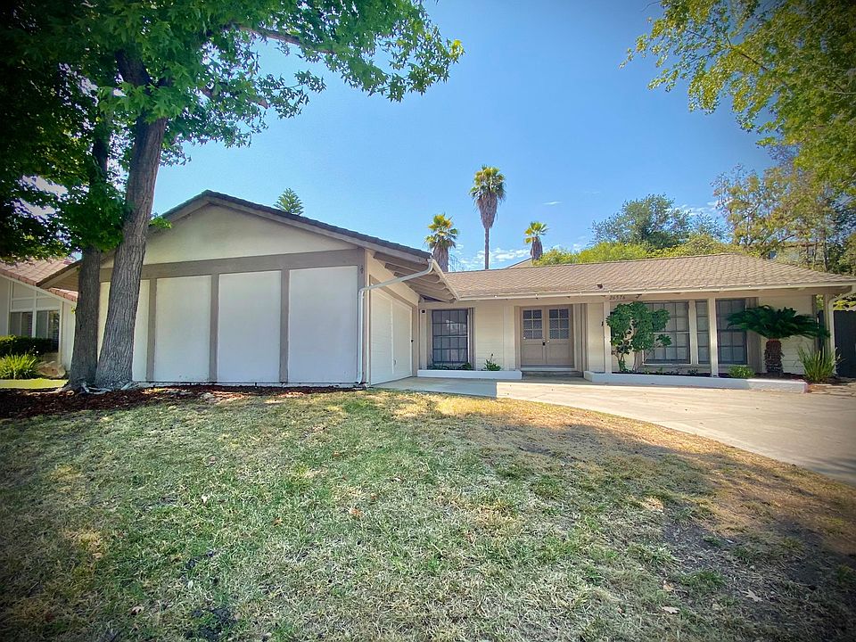 Welcome to 26576 Estanciero Drive!