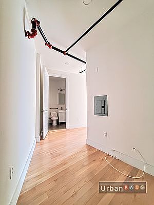 5th image of 975 Washington Ave APT 1C