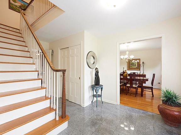 5th image of 52 Brookwood Dr