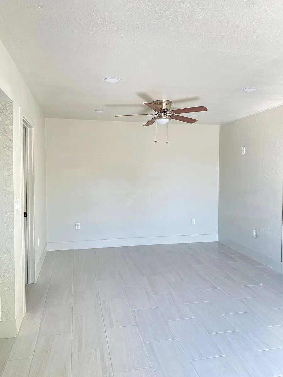 Building Photo - 715 E River Ave #B