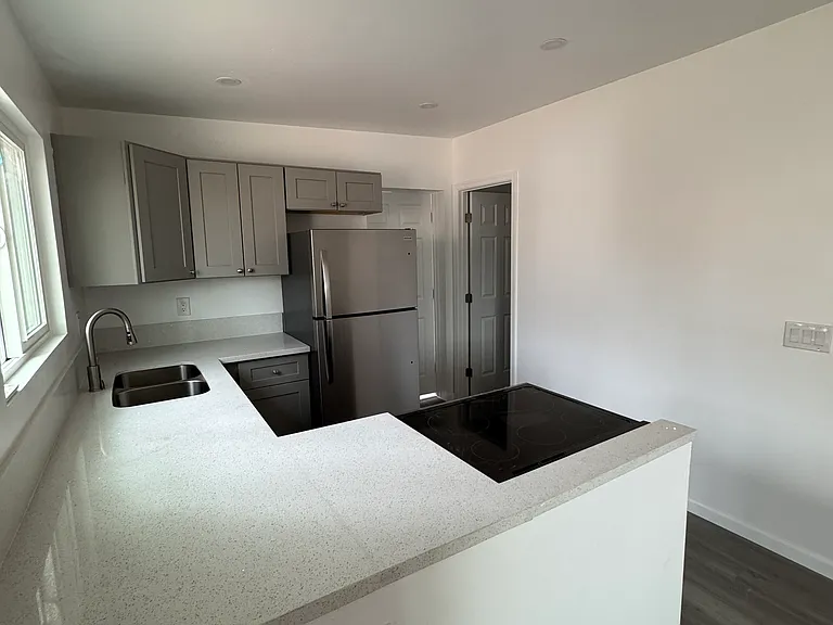 1119 E Adams St — Photo 9