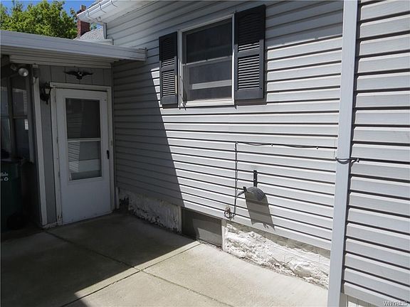 4th image of 261 Ludington St