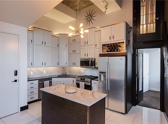 4th image of 700 E 8th St #Penthouse 3