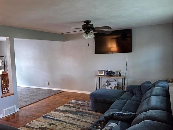 4th image of 102 Raleigh Ct
