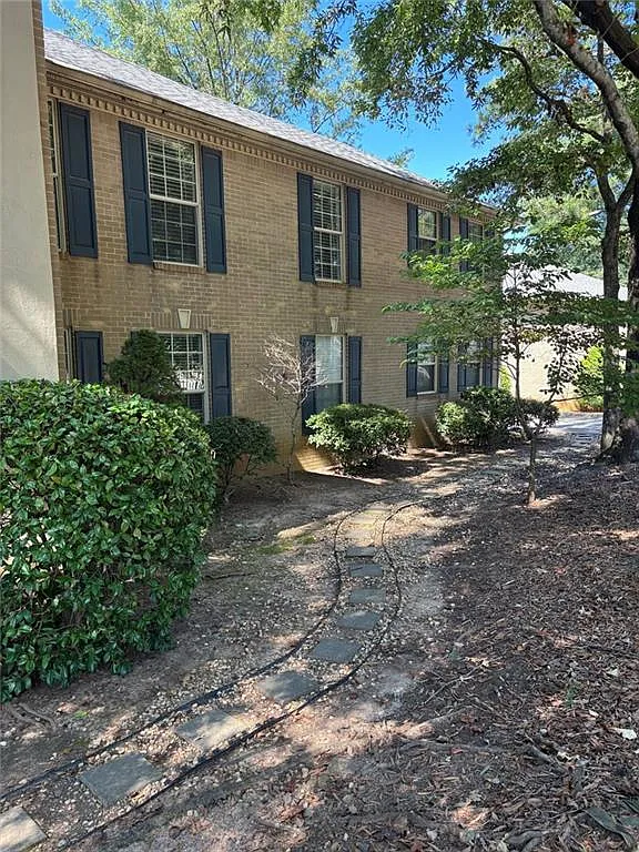 3 bed, 2.0 bath, 1827 sqft, $2,250 — Photo 2