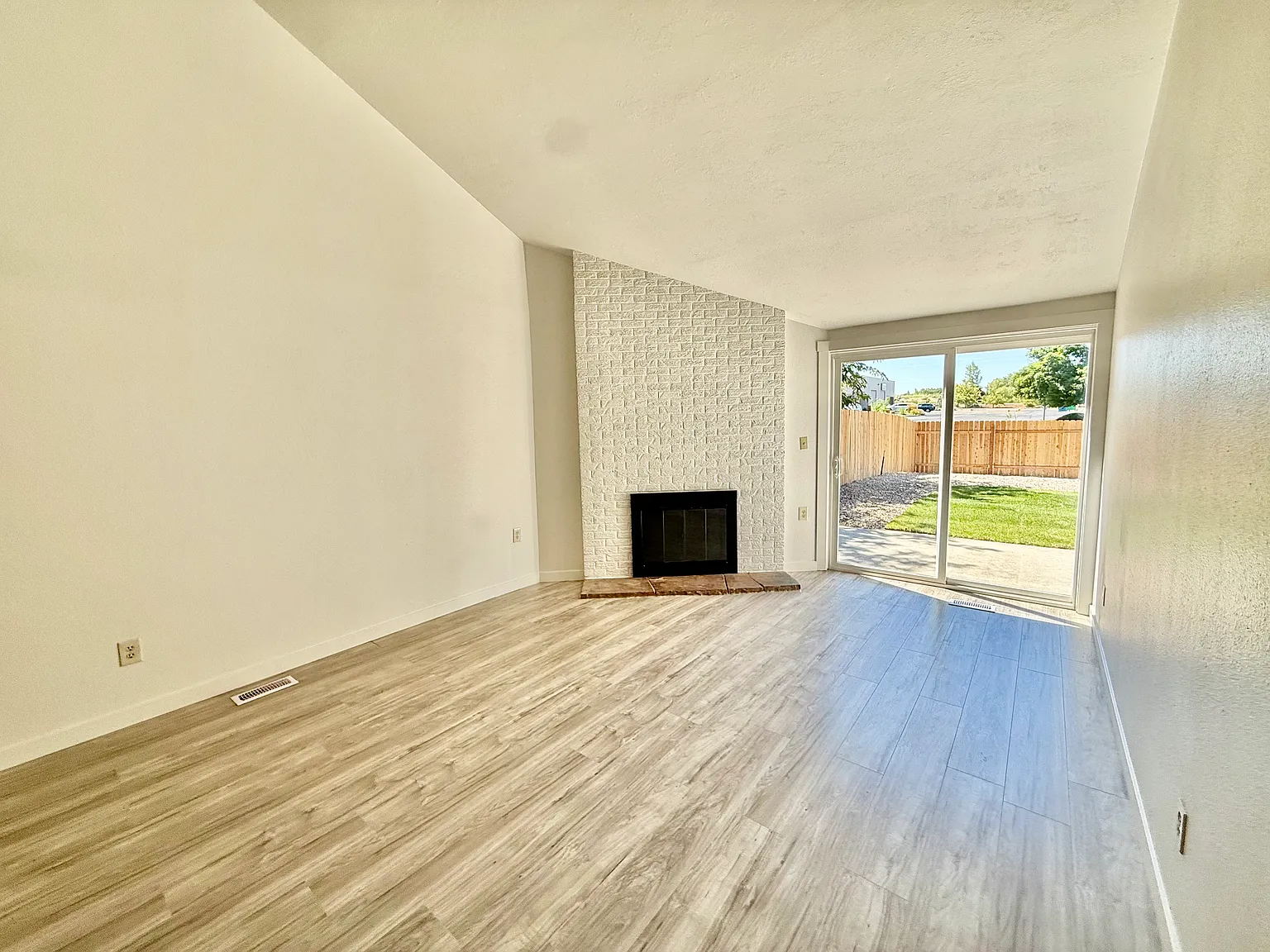 2 bed, 1065 sqft, $1,800 — Photo 4