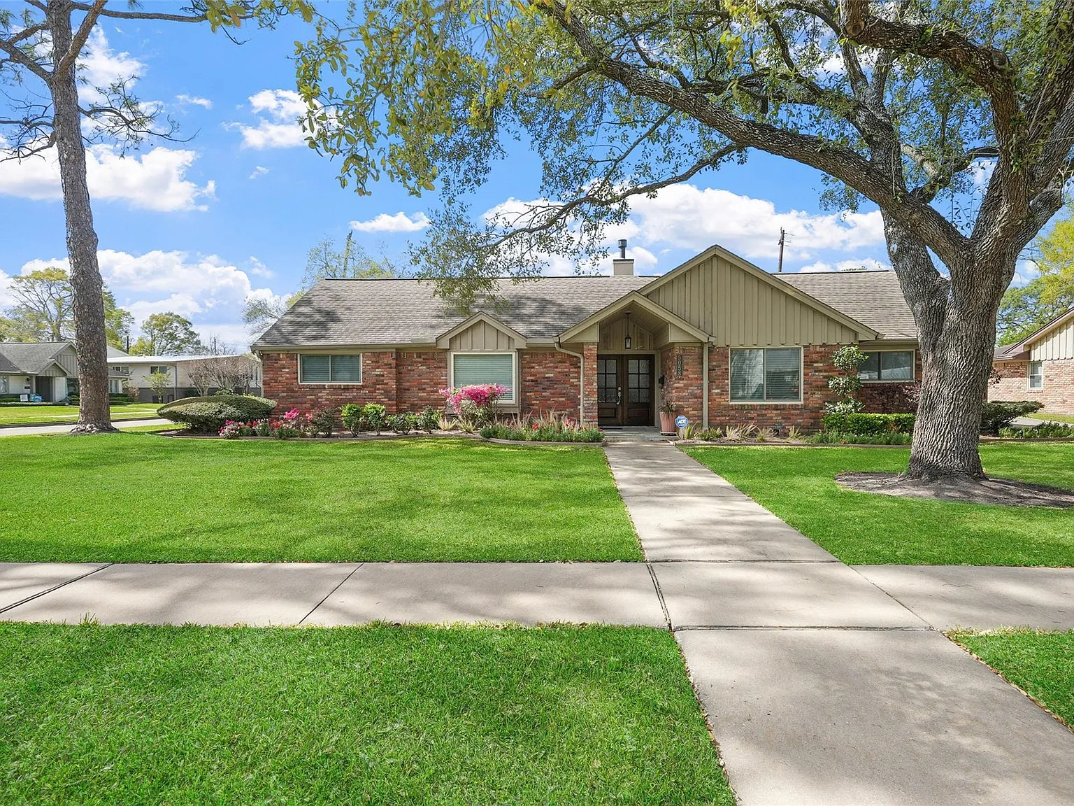 3 bed, 2.0 bath, 2205 sqft, $4,200 — Photo 1