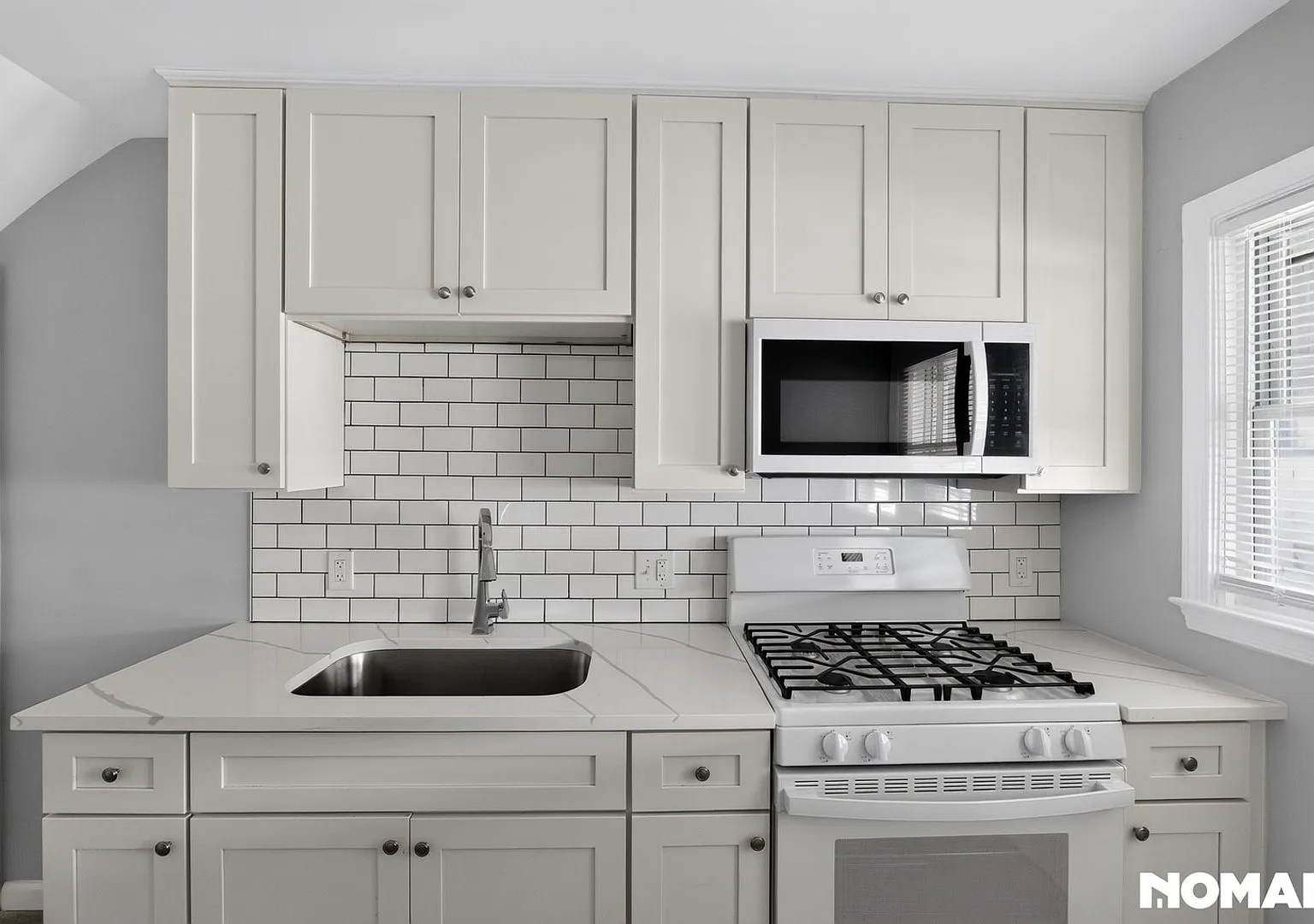 Charming 3BR Townhome in Middle River — Photo 2
