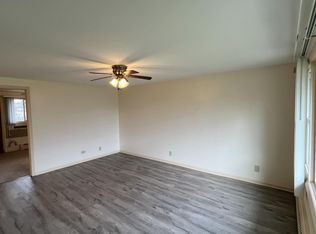 60 Elm Ave APT B, Carpentersville, IL 60110