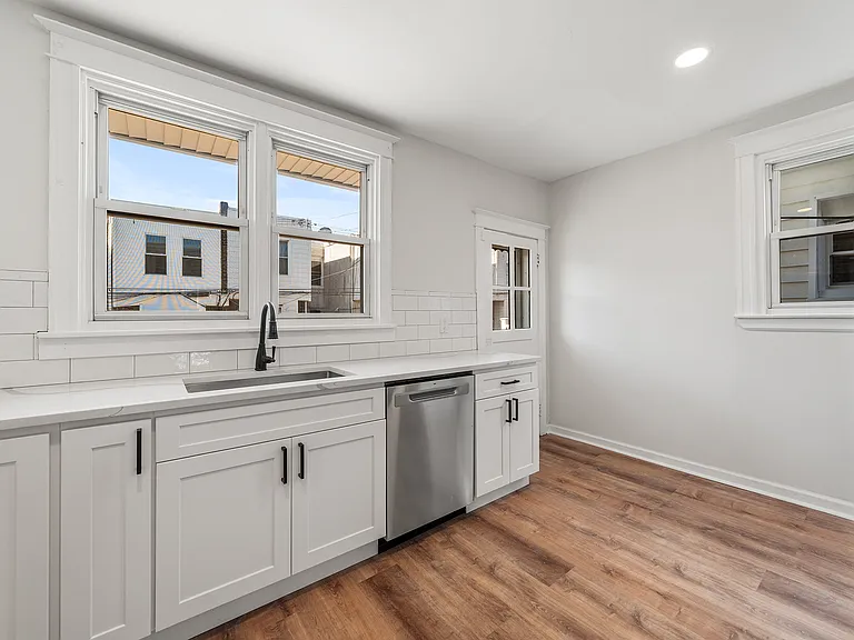 5748 Dunlap St — Photo 11