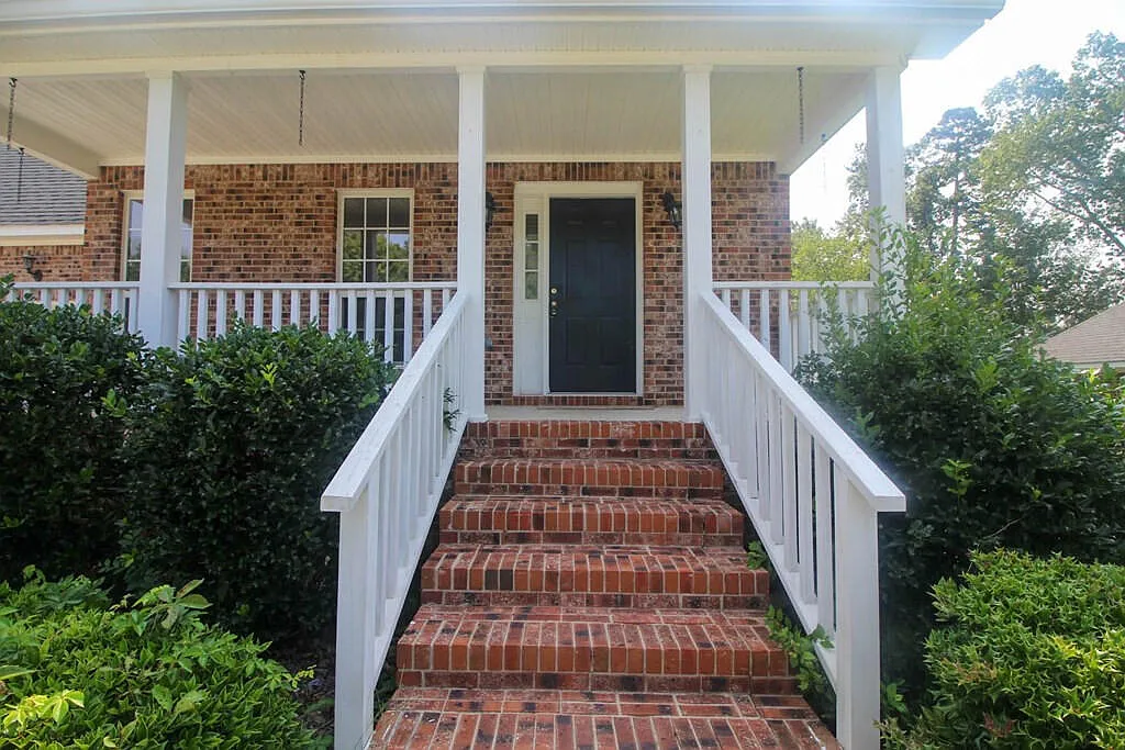 4 bed, 2.5 bath, 2287 sqft, $1,995 — Photo 2